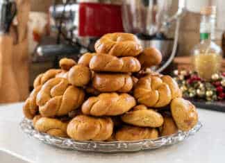 Χρυσαφένια κουλουράκια βανίλιας σε διάφορα σχήματα, τοποθετημένα σε μια πιατέλα και μοσχοβολώντας φρεσκάδα