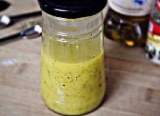 Γυάλινο βαζάκι με χειροποίητη ελληνική σως από ελαιόλαδο λεμόνι και βότανα έτοιμη για σερβίρισμα