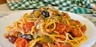 Μακαρονάδα με τόνο και σάλτσα ντομάτας: Δείτε πως να μη σας βγει “στεγνή” η σάλτσα Μια αχνιστή μακαρονάδα με τόνο, κόκκινη σάλτσα, ελιές και φρέσκο βασιλικό σε λευκό πιάτο