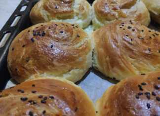 Χρυσαφένια μαλακά και νόστιμα ψωμάκια με τυρί που φαίνονται οι στρώσεις τους, πασπαλισμένα με σουσάμι