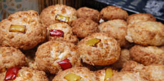 Χρυσαφένια αλμυρά μπισκότα με κεφαλοτύρι και γεμιστά με φέτα και πολύχρωμες πιπεριές πάνω σε λαδόκολλα