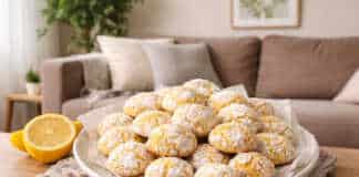 Σπιτικά μπισκότα με λεμόνι πασπαλισμένα με άχνη ζάχαρη, με έντονο κίτρινο χρώμα από τον κουρκουμά