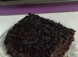 Λαχταριστό κομμάτι νηστίσιμης σοκολατόπιτας με γυαλιστερό γλάσο και πλούσιο σιρόπι