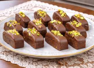 Σειρά από σοκολατένια παστάκια ψυγείου, καλυμμένα με λιωμένη σοκολάτα γάλακτος και πασπαλισμένα με πράσινο φυστίκι Αιγίνης.