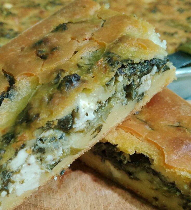 Παραδοσιακός πλαστός με σπανάκι και τραγανή κρούστα καλαμποκάλευρου σε ταψί