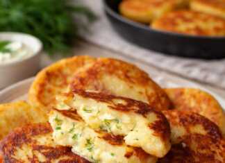 Χρυσαφένιοι πατατοκεφτέδες στο τηγάνι, με την πλούσια γέμιση από τυρί και αυγό να ξεπροβάλλει λαχταριστή.