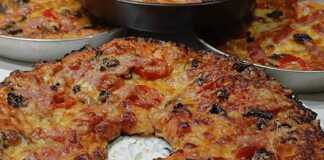 Ένα ταψί με λαχταριστή σπιτική πίτσα με πλούσιο τυρί και σάλτσα ντομάτας, με τη ζύμη να φαίνεται εξαιρετικά αφράτη στις άκρες.