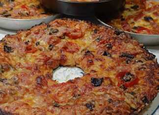 Ένα ταψί με λαχταριστή σπιτική πίτσα με πλούσιο τυρί και σάλτσα ντομάτας, με τη ζύμη να φαίνεται εξαιρετικά αφράτη στις άκρες.