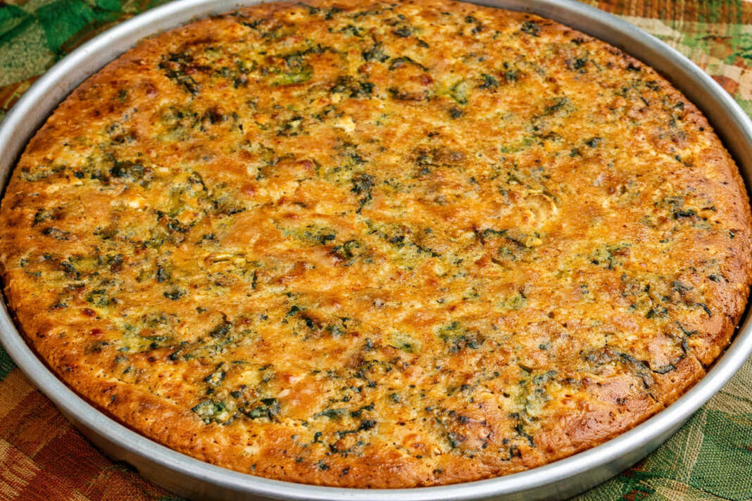 Παραδοσιακός πλαστός με σπανάκι και τραγανή κρούστα καλαμποκάλευρου σε ταψί