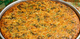 Παραδοσιακός πλαστός με σπανάκι και τραγανή κρούστα καλαμποκάλευρου σε ταψί