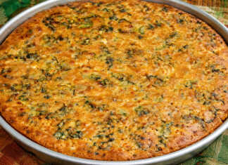 Παραδοσιακός πλαστός με σπανάκι και τραγανή κρούστα καλαμποκάλευρου σε ταψί