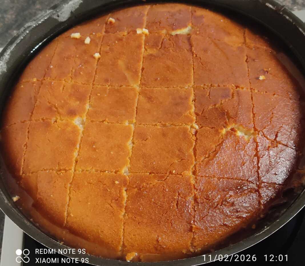 Ένα ταψί με χρυσαφένιο ραβανί Βέροιας κομμένο σε ρόμβους, καλά σιροπιασμένο και μοσχομυριστό.