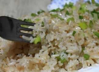 Ένα πιάτο με λαχταριστό, σπυρωτό ρύζι αρωματισμένο με βότανα, όπου κάθε κόκκος φαίνεται ξεχωριστός και καλομαγειρεμένος.