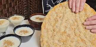 Τραγανή λαγάνα πασπαλισμένη με σουσάμι δίπλα σε μπολάκια με κρεμώδες ρυζόγαλο και κανέλα