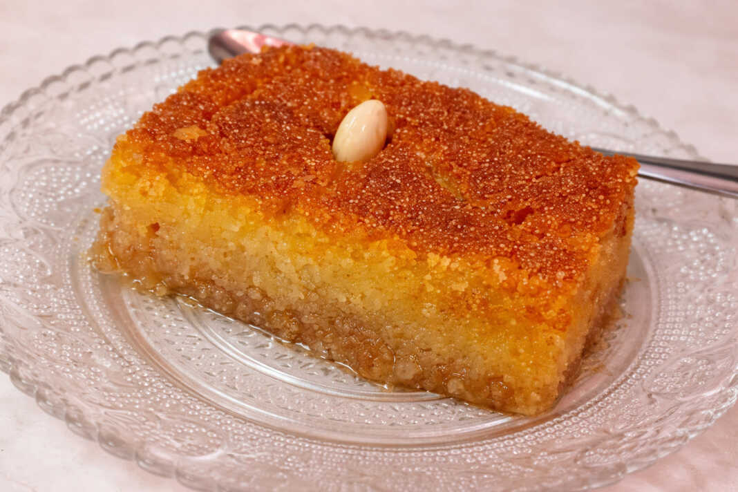 Παραδοσιακό σάμαλι νηστίσιμο με χρυσό σιρόπι και αμύγδαλα, σερβιρισμένο σε κομμάτια