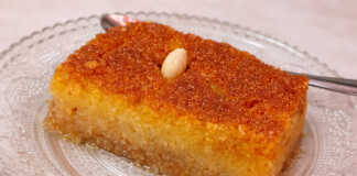 Παραδοσιακό σάμαλι νηστίσιμο με χρυσό σιρόπι και αμύγδαλα, σερβιρισμένο σε κομμάτια