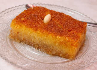 Παραδοσιακό σάμαλι νηστίσιμο με χρυσό σιρόπι και αμύγδαλα, σερβιρισμένο σε κομμάτια