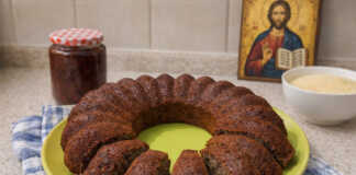 Ένα αφράτο Σαρακοστιανό κέικ με μαρμελάδα που αχνίζει, συνοδευόμενο από ένα φλιτζάνι τσάι