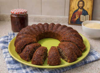 Ένα αφράτο Σαρακοστιανό κέικ με μαρμελάδα που αχνίζει, συνοδευόμενο από ένα φλιτζάνι τσάι