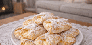 Χρυσαφένια σφολιατάκια γεμισμένα με κρεμώδες λευκό τυρί και σταφίδες, πασπαλισμένα με άχνη ζάχαρη.