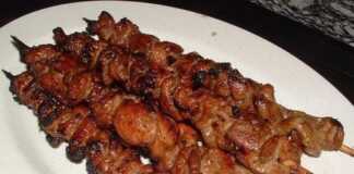 Σουβλάκια στο Βάζο: Μια Ασυνήθιστη Συνταγή για Τέλεια Ψημένο Κρέας Χωρίς Ψησταριά! Ζουμερά χοιρινά σουβλάκια με κρεμμύδι και μπέικον τοποθετημένα όρθια μέσα σε γυάλινα βάζα στον φούρνο.