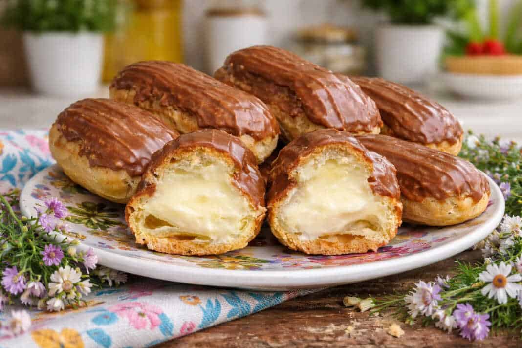 Λαχταριστά σπιτικά εκλέρ με πλούσια γέμιση κρέμας και γυαλιστερό γλάσο μαύρης σοκολάτας