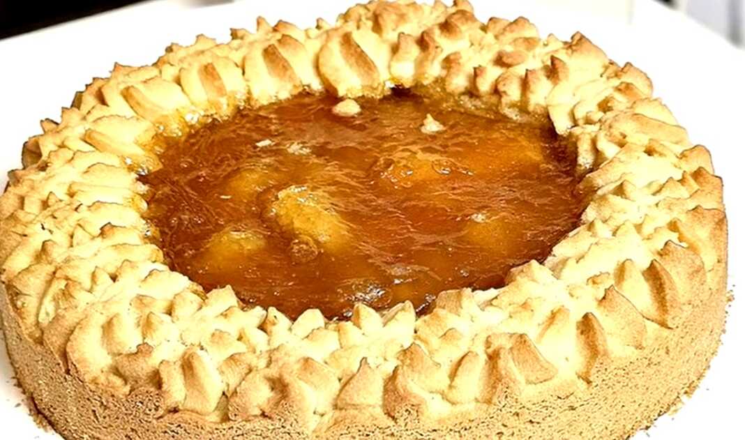 Χρυσαφένια τάρτα πτι-φουρ με σχέδια από κορνέ και μαρμελάδα στο εσωτερικό της.