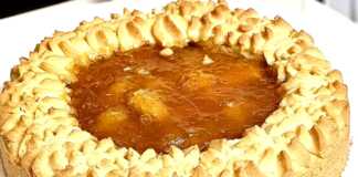 Χρυσαφένια τάρτα πτι-φουρ με σχέδια από κορνέ και μαρμελάδα στο εσωτερικό της.