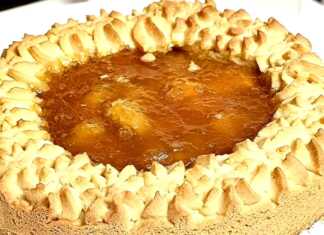 Χρυσαφένια τάρτα πτι-φουρ με σχέδια από κορνέ και μαρμελάδα στο εσωτερικό της.