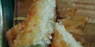 Παραδοσιακή εύκολη τυρόπιτα με χρυσαφένιο φύλλο κρούστας, σερβιρισμένη σε ξύλινη επιφάνεια