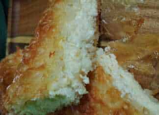 Παραδοσιακή εύκολη τυρόπιτα με χρυσαφένιο φύλλο κρούστας, σερβιρισμένη σε ξύλινη επιφάνεια