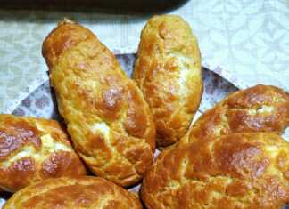 Λαχταριστές, χρυσαφένιες τυρόπιτες κουρού τοποθετημένες σε σειρά πάνω σε μια πιατέλα, πασπαλισμένες προαιρετικά με σουσάμι.