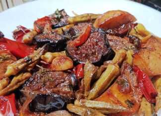 Τουρλού με τα Όλα του: Μια Έκρηξη Γεύσεων και Αρωμάτων σε ένα Ταψί! Ένα ταψί με παραδοσιακό τουρλού λαχανικών, με μελιτζάνες, πιπεριές και μπάμιες σε πλούσια κόκκινη σάλτσα, γαρνιρισμένο με φρέσκο μαϊντανό.