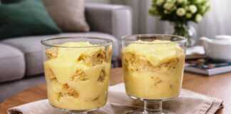 Στρώσεις από αφράτο παντεσπάνι μελιού και λευκή κρέμα βανίλιας σε γυάλινο μπολ διακοσμημένο με σοκολάτα