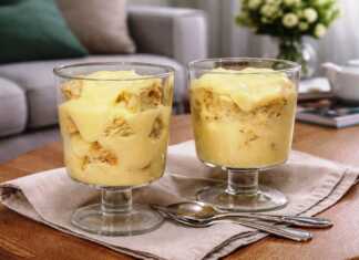 Στρώσεις από αφράτο παντεσπάνι μελιού και λευκή κρέμα βανίλιας σε γυάλινο μπολ διακοσμημένο με σοκολάτα