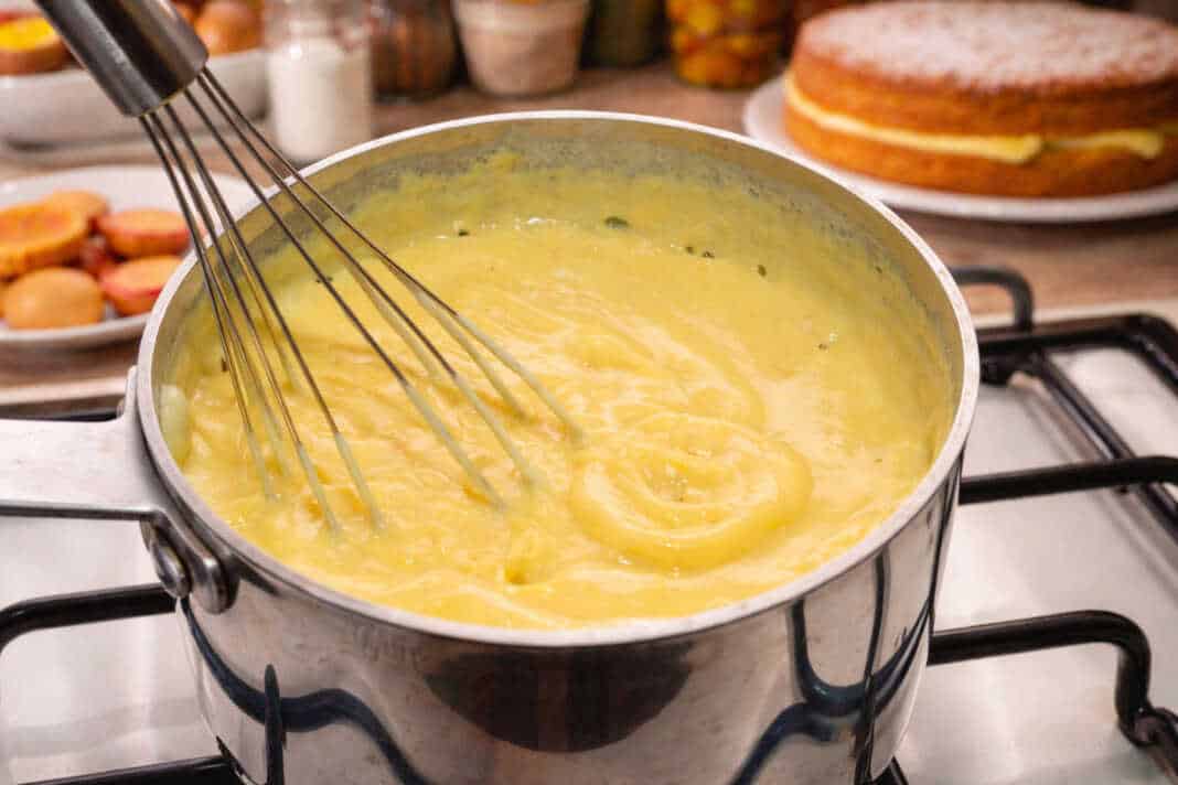 Σπιτική κρέμα ζαχαροπλαστικής με κρόκους αυγών, γάλα και βανίλια σε κατσαρόλα