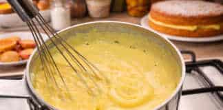 Σπιτική κρέμα ζαχαροπλαστικής με κρόκους αυγών, γάλα και βανίλια σε κατσαρόλα