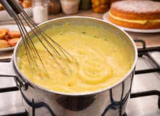 Σπιτική κρέμα ζαχαροπλαστικής με κρόκους αυγών, γάλα και βανίλια σε κατσαρόλα