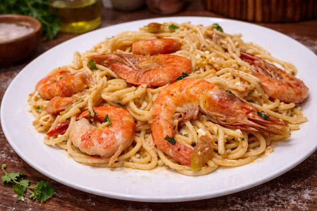 Ζουμερή γαριδομακαρονάδα με πλούσια σάλτσα μουστάρδας, γαρνιρισμένη με φρέσκο μαϊντανό και τριμμένη φέτα