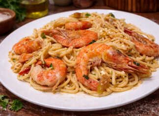 Ζουμερή γαριδομακαρονάδα με πλούσια σάλτσα μουστάρδας, γαρνιρισμένη με φρέσκο μαϊντανό και τριμμένη φέτα