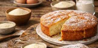 Ένα χρυσαφένιο κέικ σιμιγδαλιού με κεφίρ βγαλμένο από τη φόρμα, κομμένο σε ομοιόμορφες φέτες που αναδεικνύουν την αφράτη υφή του