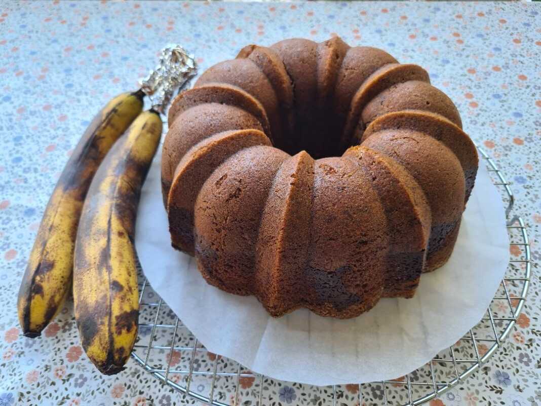 Ένα εντυπωσιακό κέικ μπανάνας μαρμπρέ με εσωτερικά "νερά" σοκολάτας και πλούσια γκανάς να τρέχει στην επιφάνεια