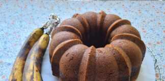 Ένα εντυπωσιακό κέικ μπανάνας μαρμπρέ με εσωτερικά "νερά" σοκολάτας και πλούσια γκανάς να τρέχει στην επιφάνεια