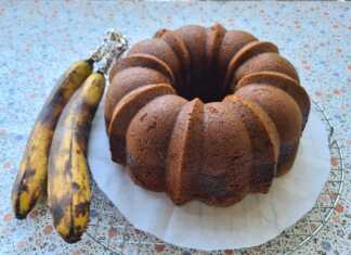 Ένα εντυπωσιακό κέικ μπανάνας μαρμπρέ με εσωτερικά "νερά" σοκολάτας και πλούσια γκανάς να τρέχει στην επιφάνεια