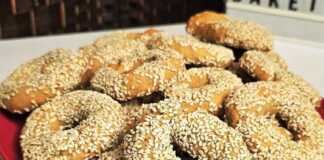 Τραγανά Νηστίσιμα Κουλουράκια με Τσίπουρο και Σουσάμι: Η συνταγή είναι έτοιμη σε 20 λεπτά Σειρές από χρυσαφένια νηστίσιμα κουλουράκια καλυμμένα με σουσάμι πάνω σε ταψί με λαδόκολλα