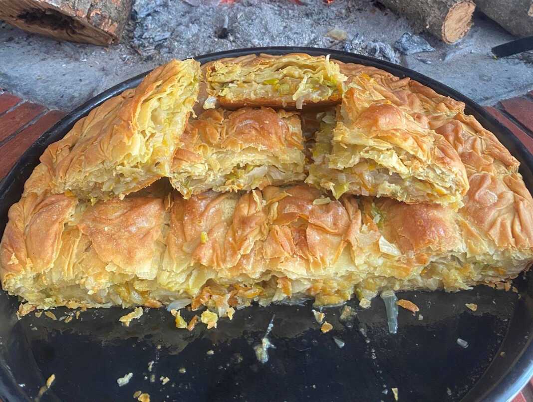 Χρυσαφένια και τραγανή λαχανόπιτα νηστίσιμη με οκτώ χειροποίητα φύλλα και πλούσια γέμιση λαχανικών