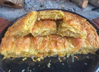 Χρυσαφένια και τραγανή λαχανόπιτα νηστίσιμη με οκτώ χειροποίητα φύλλα και πλούσια γέμιση λαχανικών