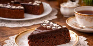 Αφράτο παντεσπάνι σοκολάτας με χοντροκομμένα καρύδια και γυαλιστερό γλάσο μαύρης σοκολάτας