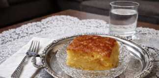 Ένα κομμάτι σιροπιαστό παραδοσιακό παντεσπάνι σε πιάτο, με την κυψελωτή του υφή να φαίνεται ποτισμένη με χρυσαφένιο σιρόπι