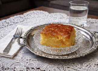 Ένα κομμάτι σιροπιαστό παραδοσιακό παντεσπάνι σε πιάτο, με την κυψελωτή του υφή να φαίνεται ποτισμένη με χρυσαφένιο σιρόπι